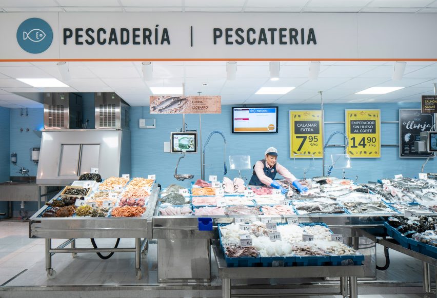 Consum supermarket in Benicàssim by Culdesac