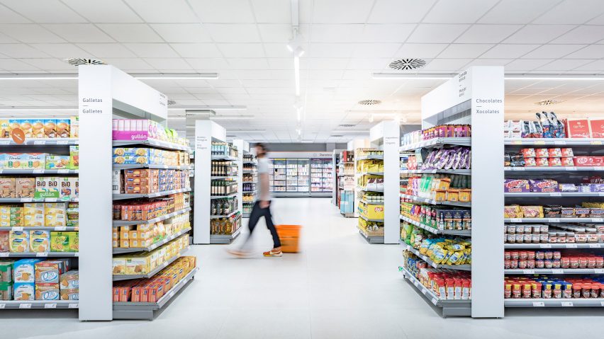 Consum supermarket in Benicàssim by Culdesac