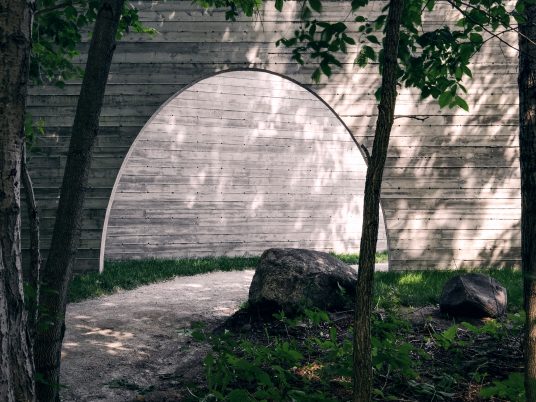 Entre les lignes by Luca Fortin
