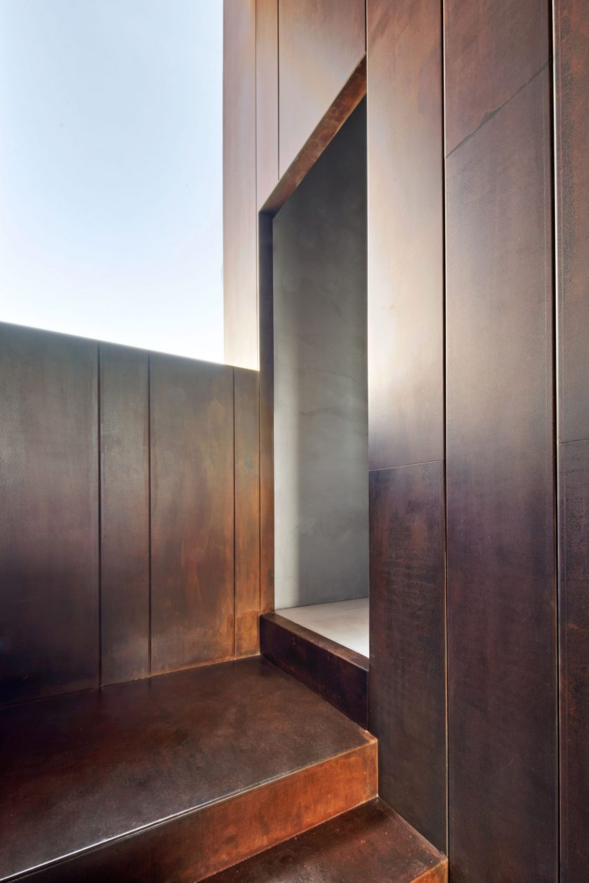 Gallery House by Raúl Sánchez Architects