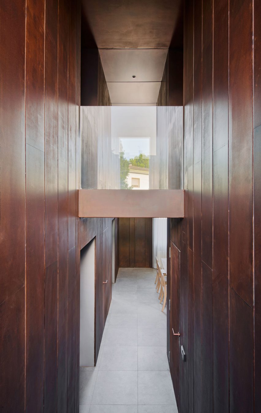 Gallery House by Raúl Sánchez Architects
