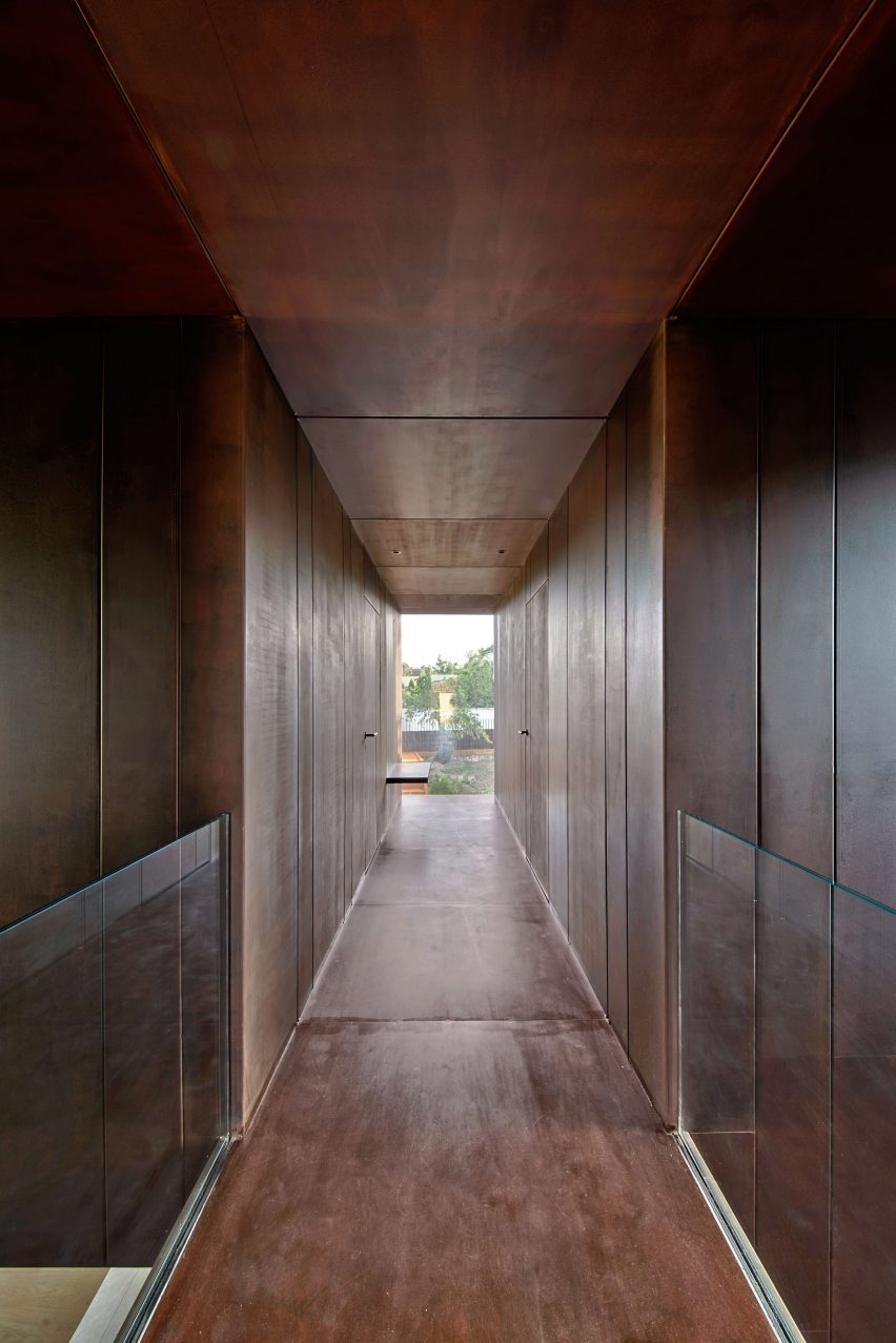 Gallery House by Raúl Sánchez Architects corridor