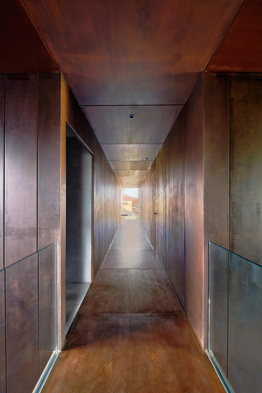 Gallery House by Raúl Sánchez Architects