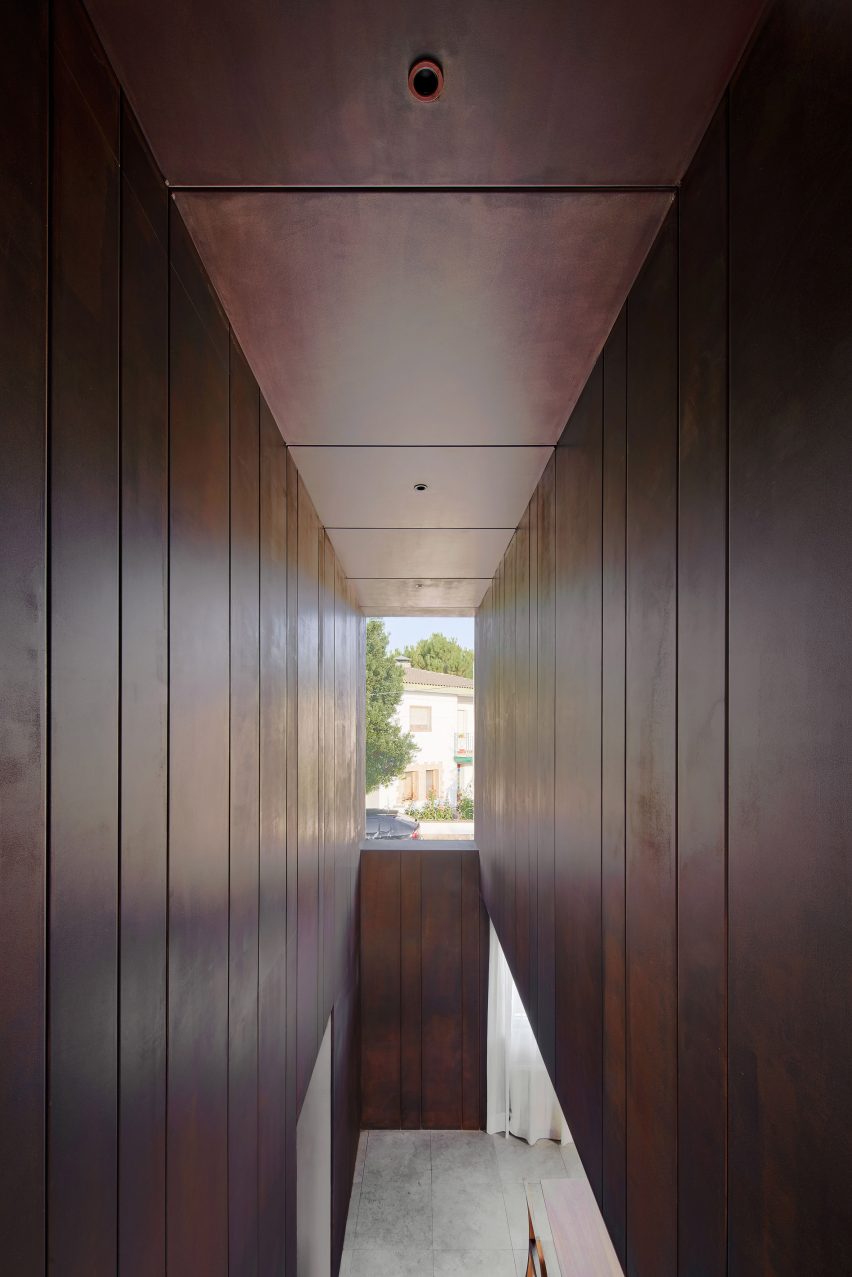 Gallery House by Raúl Sánchez Architects aperture