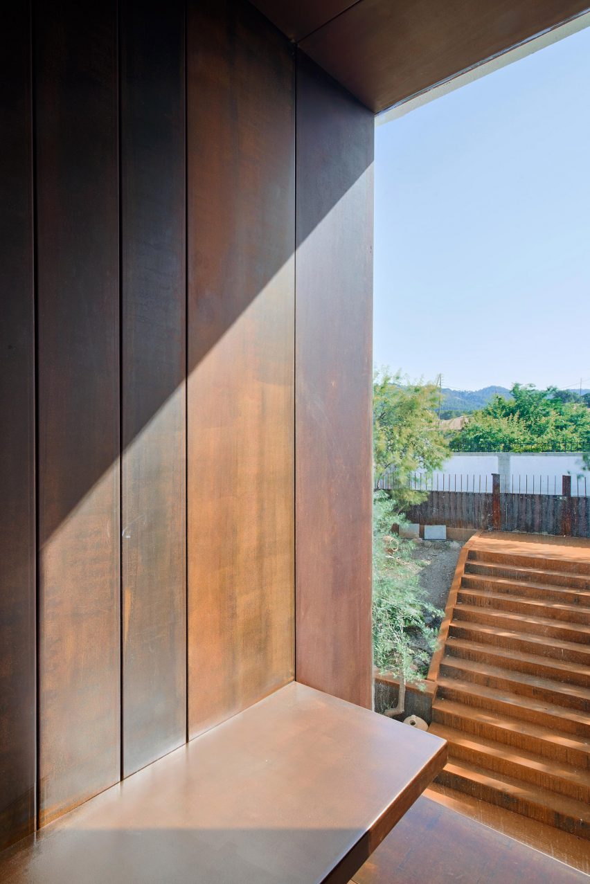 Gallery House by Raúl Sánchez Architects window