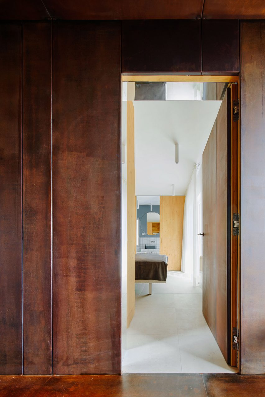 Gallery House by Raúl Sánchez Architects doorway