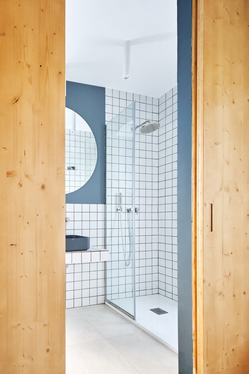 Gallery House by Raúl Sánchez Architects blue bathroom