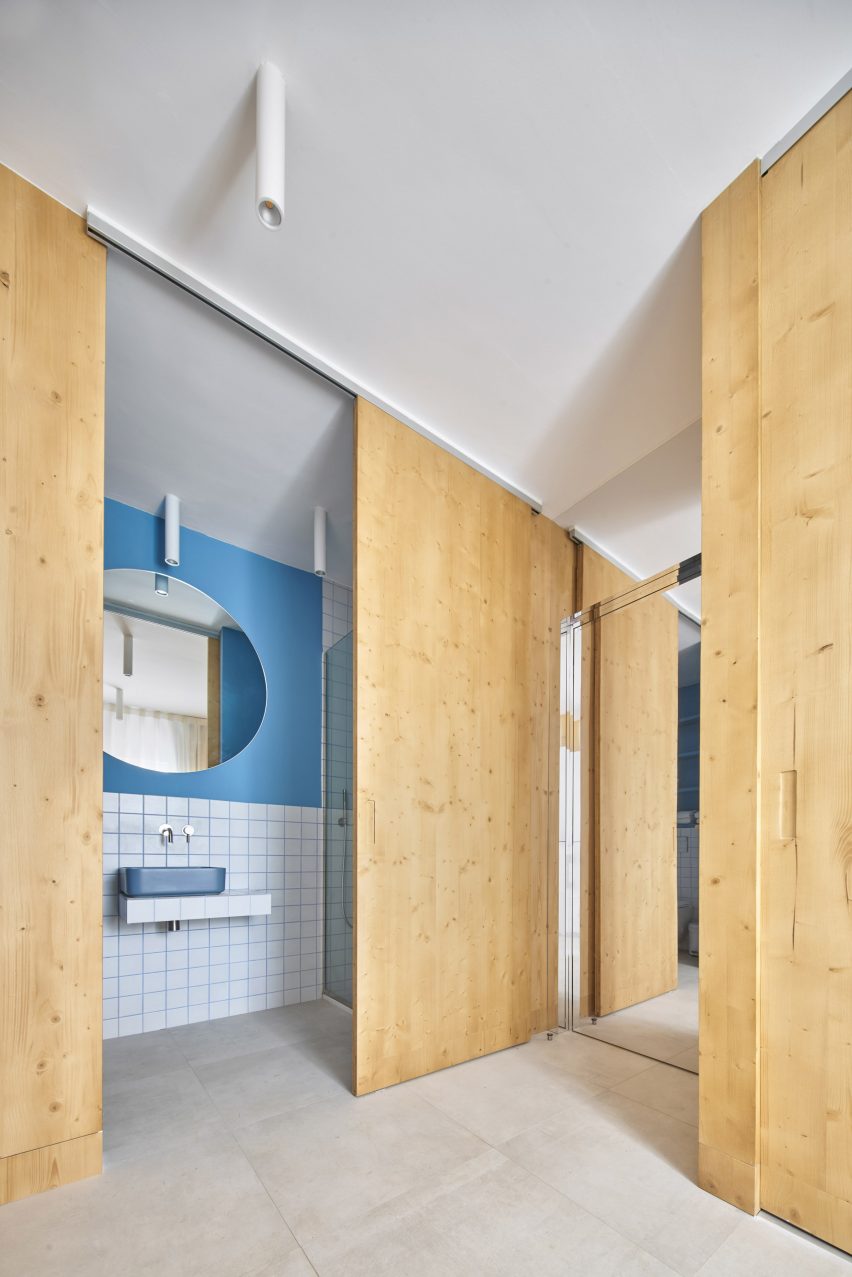 Gallery House by Raúl Sánchez Architects blue bathroom
