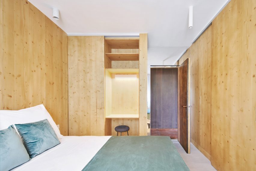 Gallery House by Raúl Sánchez Architects bedroom