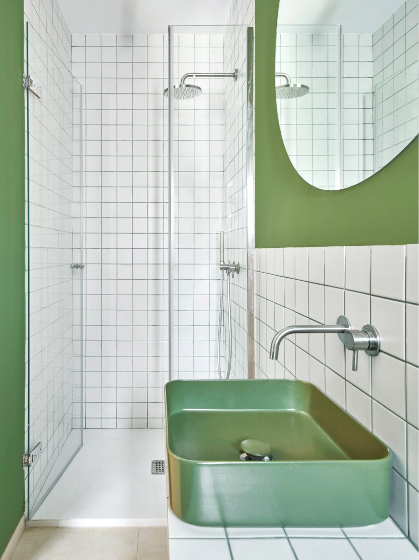 Gallery House by Raúl Sánchez Architects green bathroom