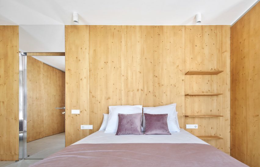 Gallery House by Raúl Sánchez Architects bedroom