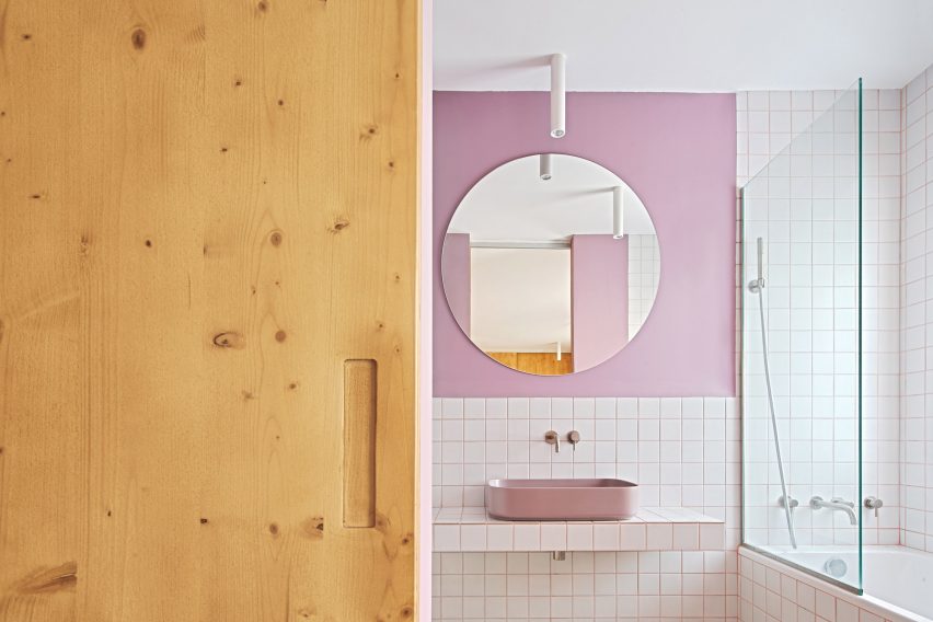 Gallery House by Raúl Sánchez Architects pink bathroom
