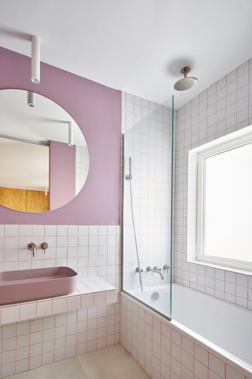Gallery House by Raúl Sánchez Architects pink bathroom