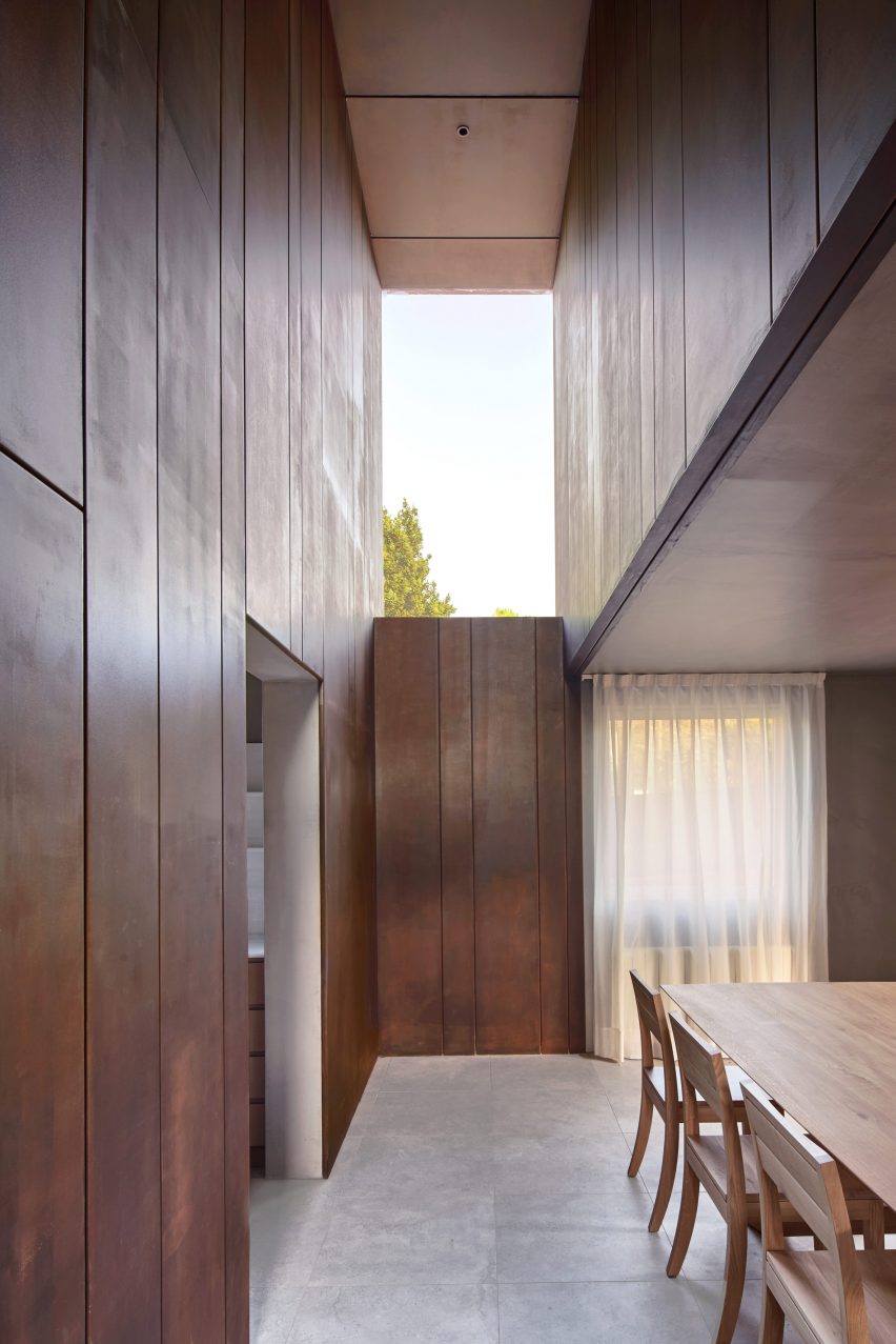 Gallery House by Raúl Sánchez Architects dining room