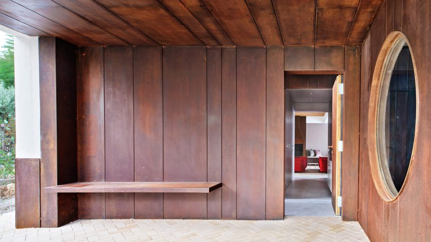 Gallery House by Raúl Sánchez Architects