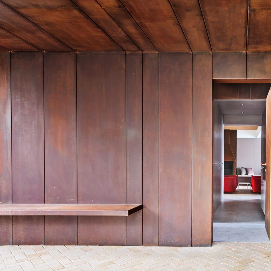 Gallery House by Raúl Sánchez Architects