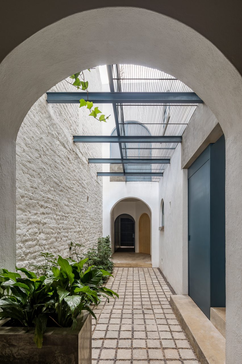 House B836 by Delfino Lozano