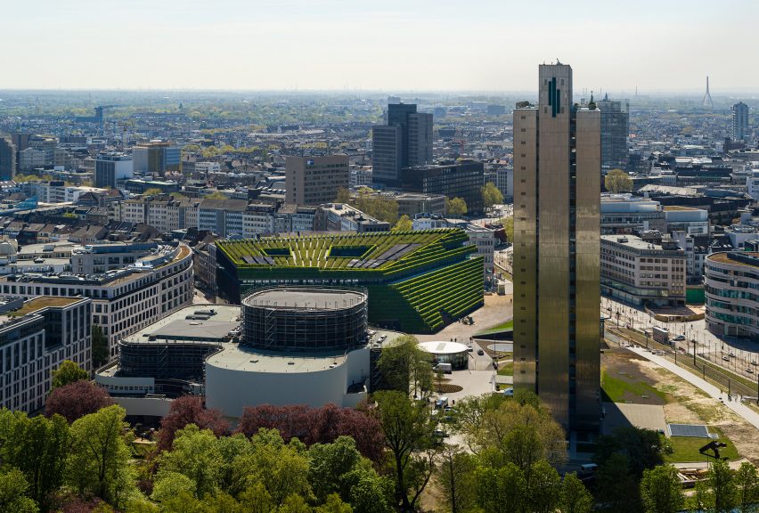 Kö-Bogen II office in Düsseldorf by Ingenhoven Architects is covered with five miles of hedges