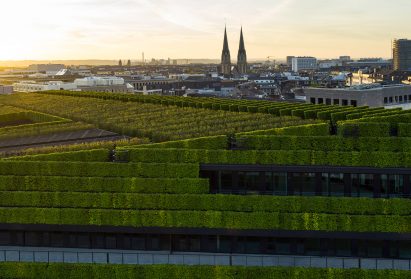 Kö-Bogen II office in Düsseldorf by Ingenhoven Architects is covered with five miles of hedges