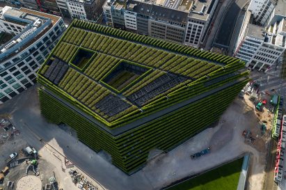 Kö-Bogen II office in Düsseldorf by Ingenhoven Architects is covered with five miles of hedges