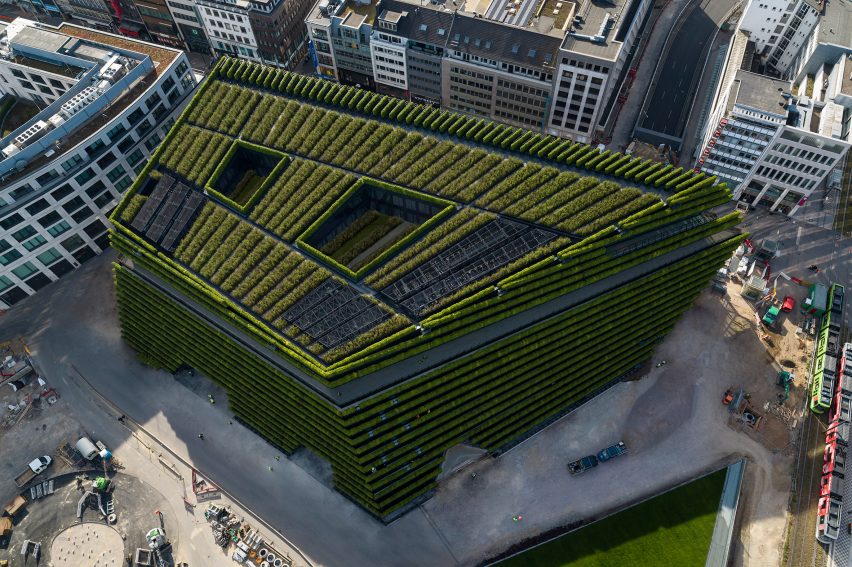 Kö-Bogen II office in Düsseldorf by Ingenhoven Architects is covered with five miles of hedges