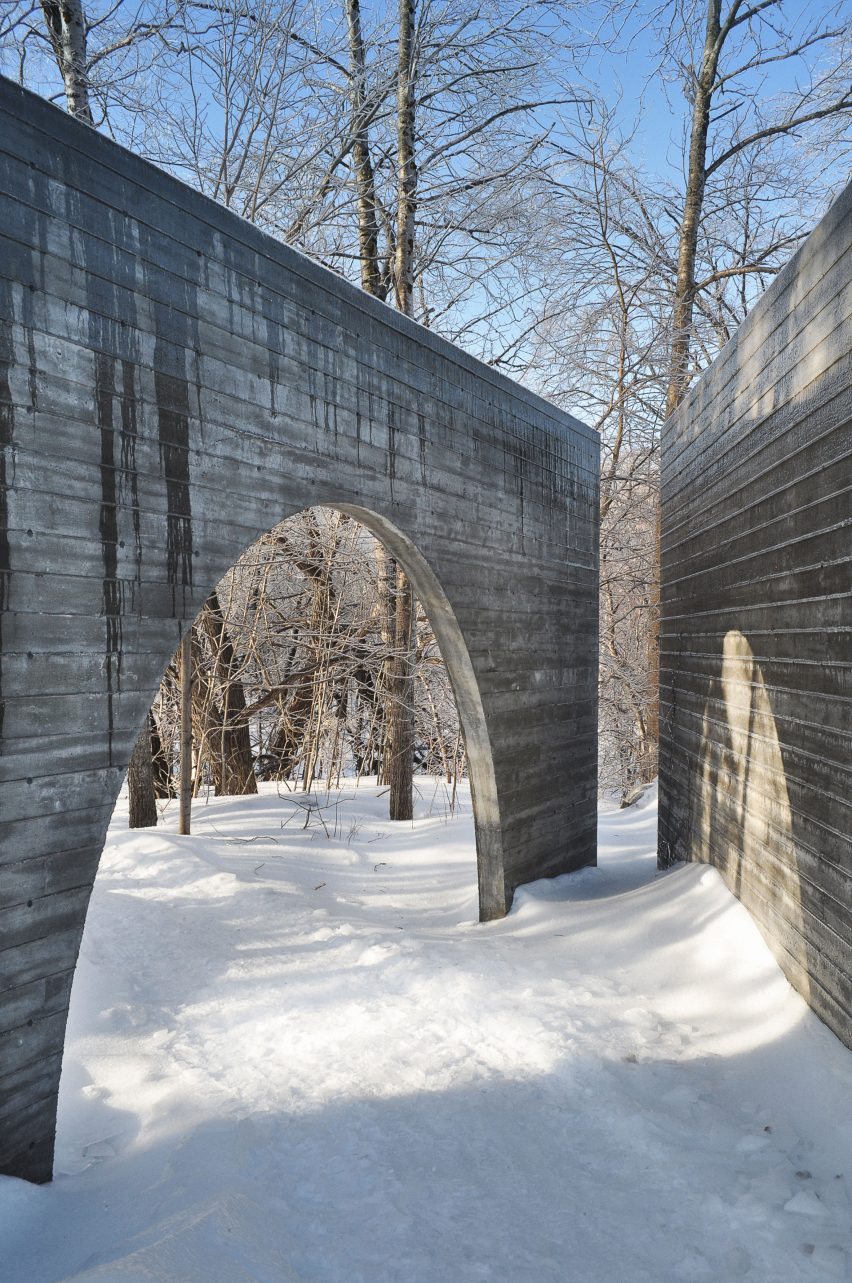 Entre les lignes by Luca Fortin