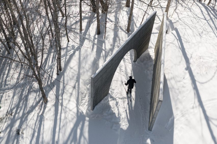 Entre les lignes by Luca Fortin