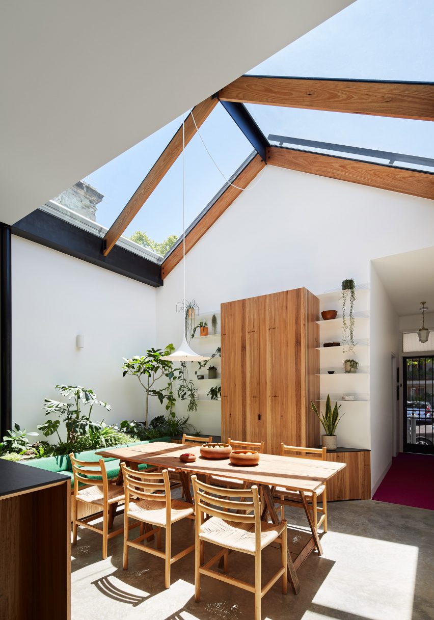 Sliding awnings on the glass roof
