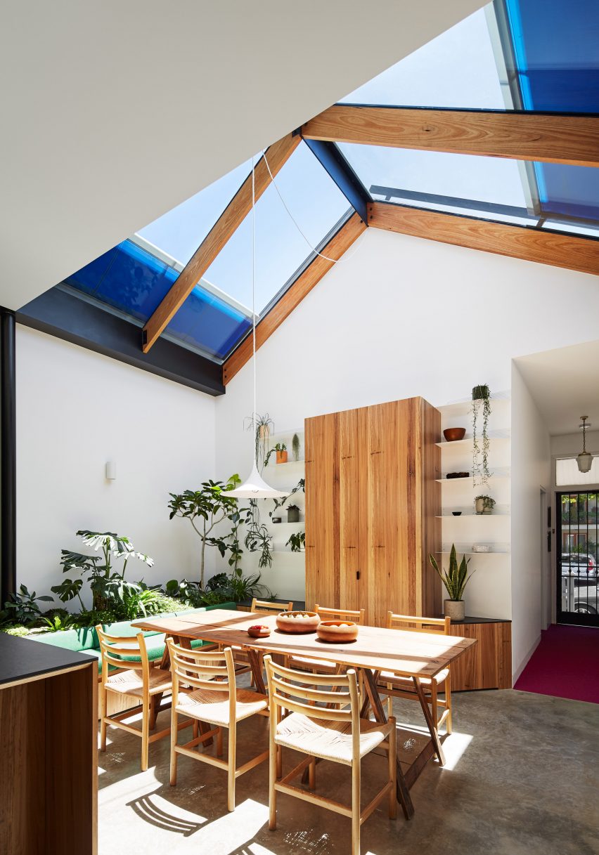 Sliding awnings on the glass roof