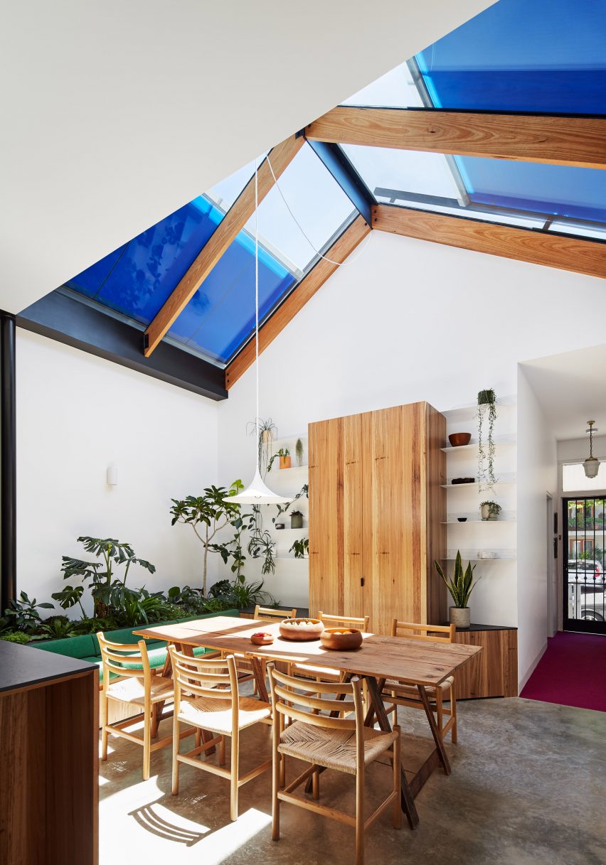 Sliding awnings on the glass roof