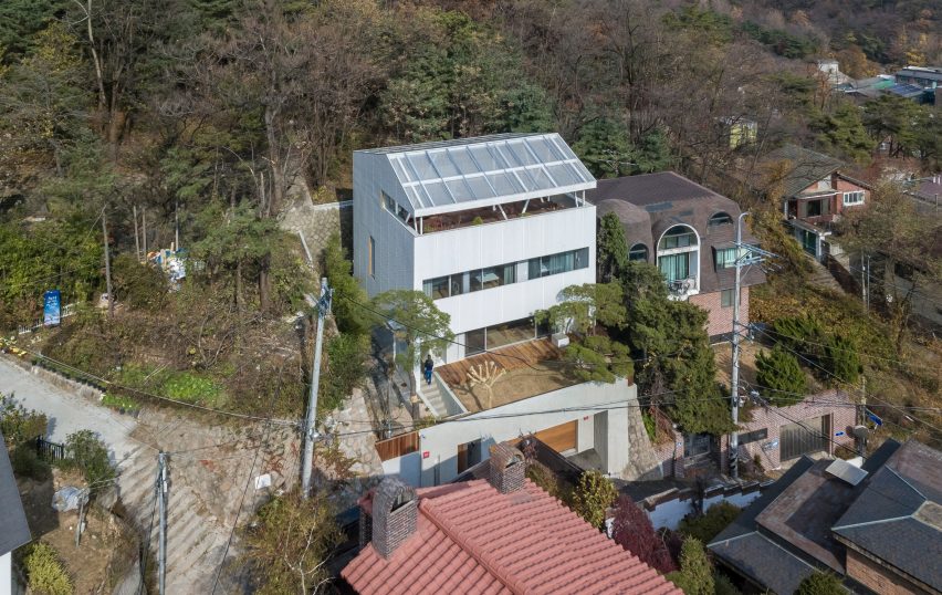Shaded Rooftop House by BCHO Partners