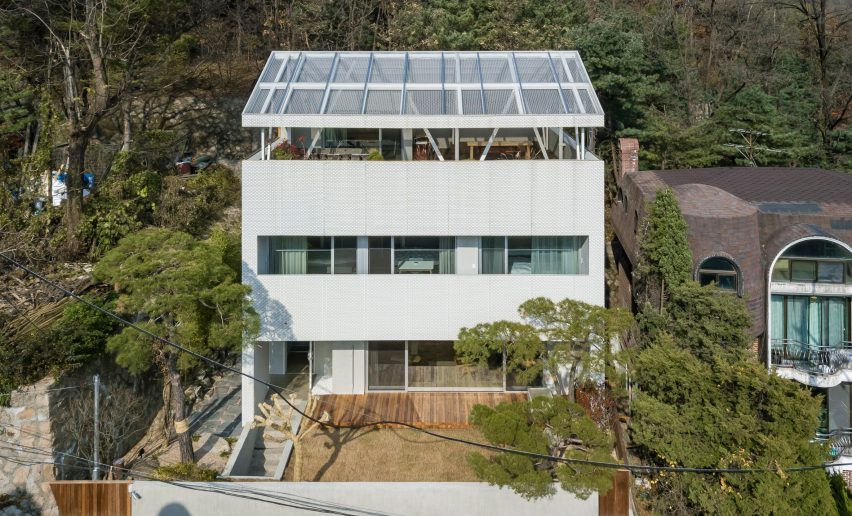 Shaded Rooftop House by BCHO Partners