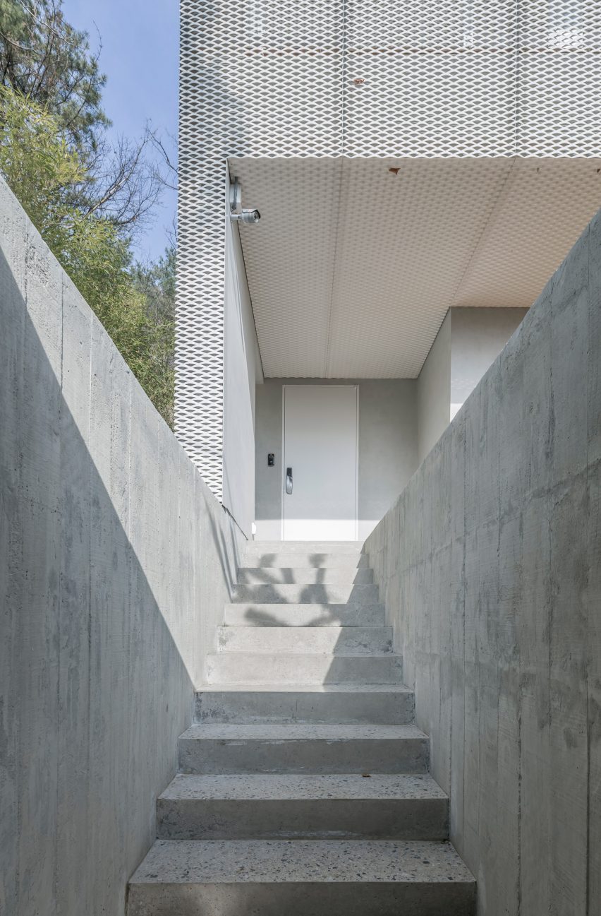 Shaded Rooftop House by BCHO Partners
