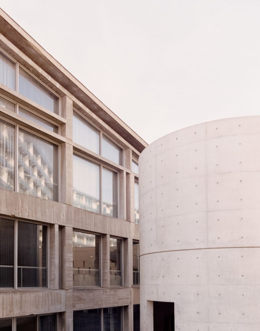 Curved concrete structure