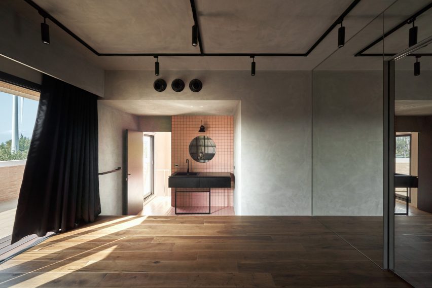 Cats' Pink House by KC Design Studio