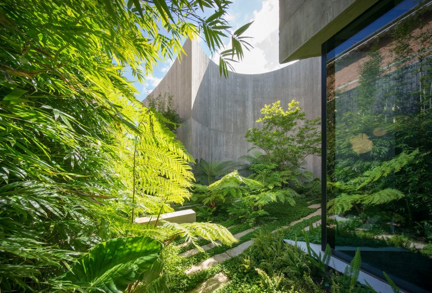 Towers Road House by Wood Marsh