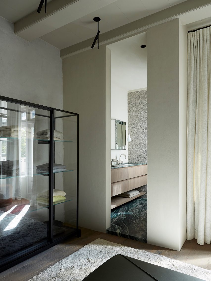 Canal house in Amsterdam by Thomas Geerlings of Framework Studio