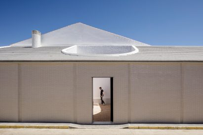 Casa Borrero linear house by Studio Wet