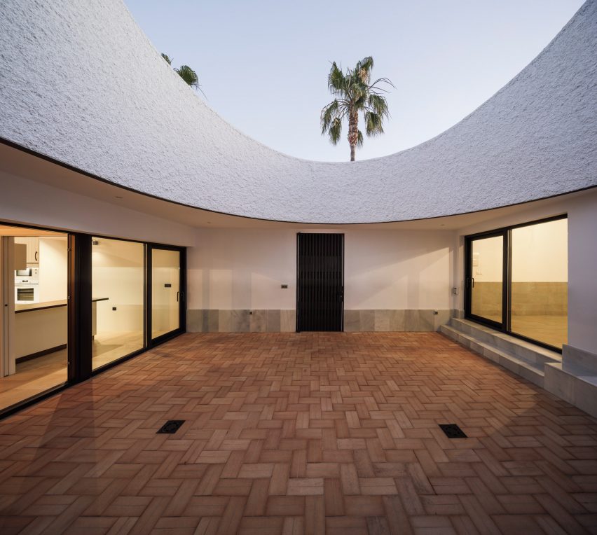 Casa Borrero linear house by Studio Wet 