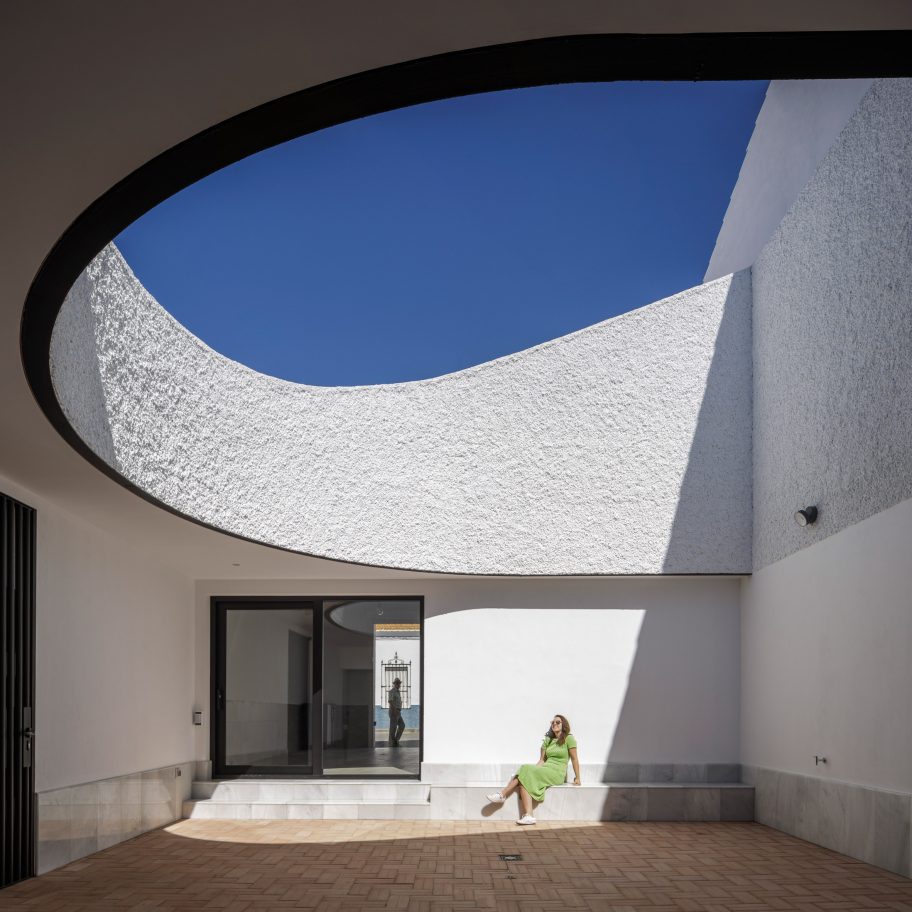 Casa Borrero linear house by Studio Wet 