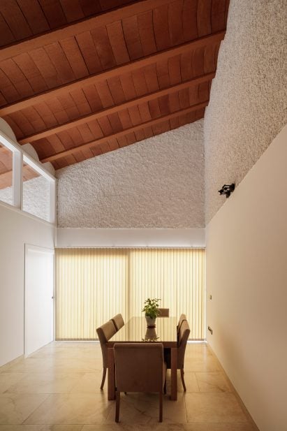 Casa Borrero linear house by Studio Wet 