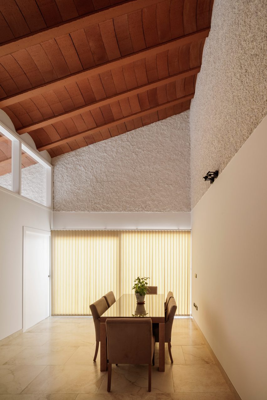 Casa Borrero linear house by Studio Wet 
