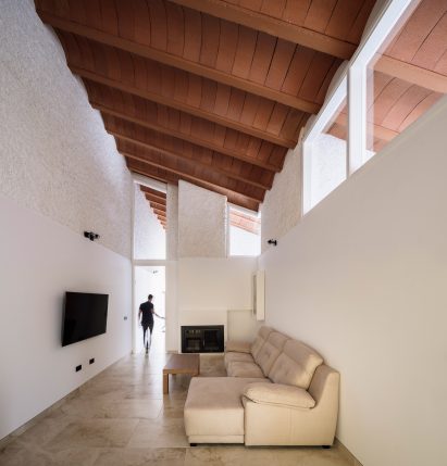 Casa Borrero linear house by Studio Wet