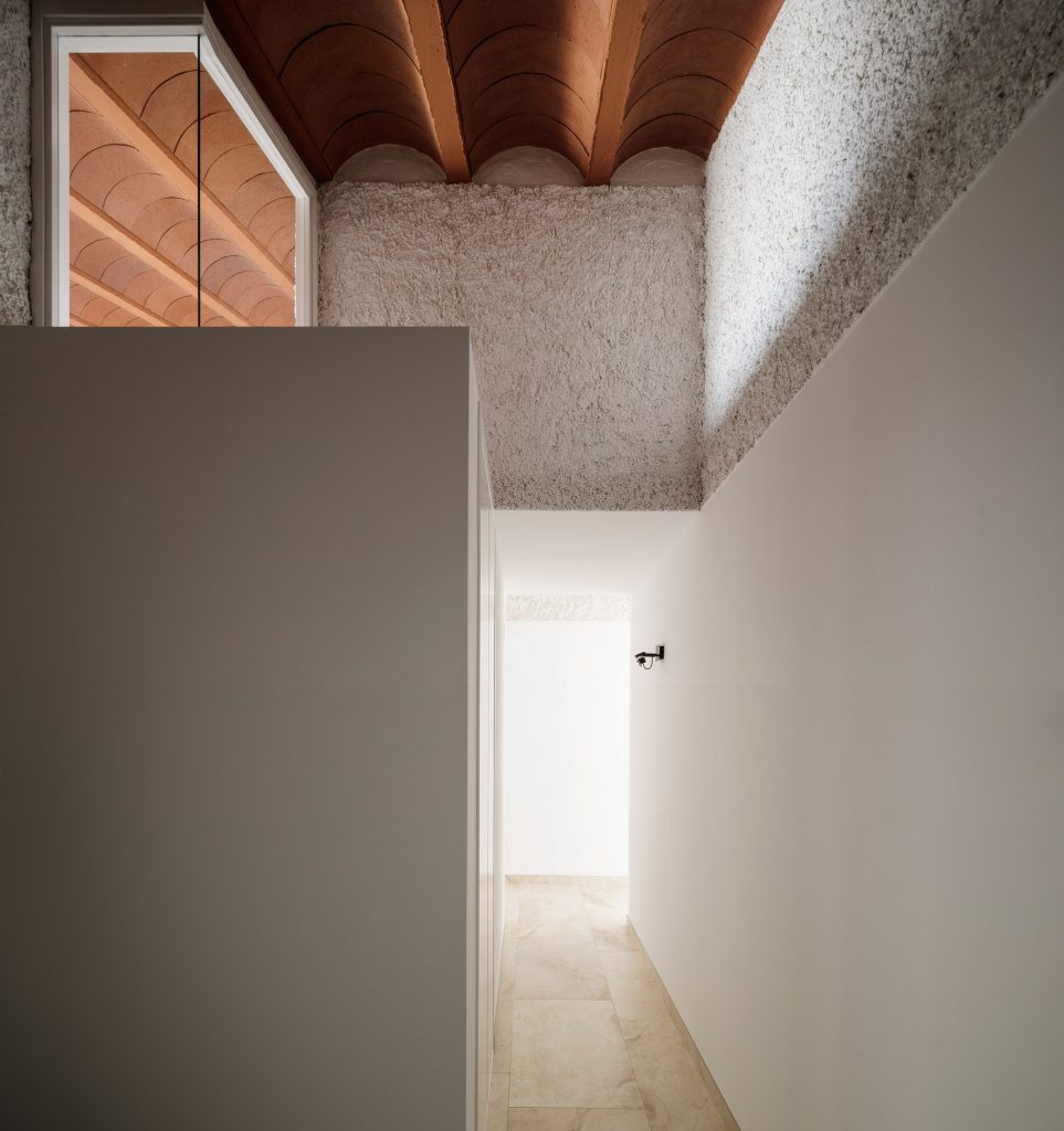 Casa Borrero linear house by Studio Wet 