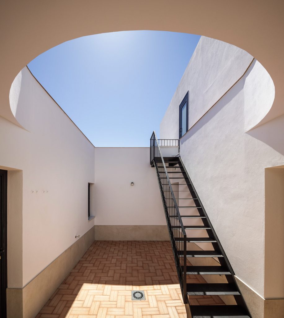 Casa Borrero linear house by Studio Wet 