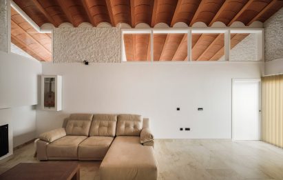 Casa Borrero linear house by Studio Wet