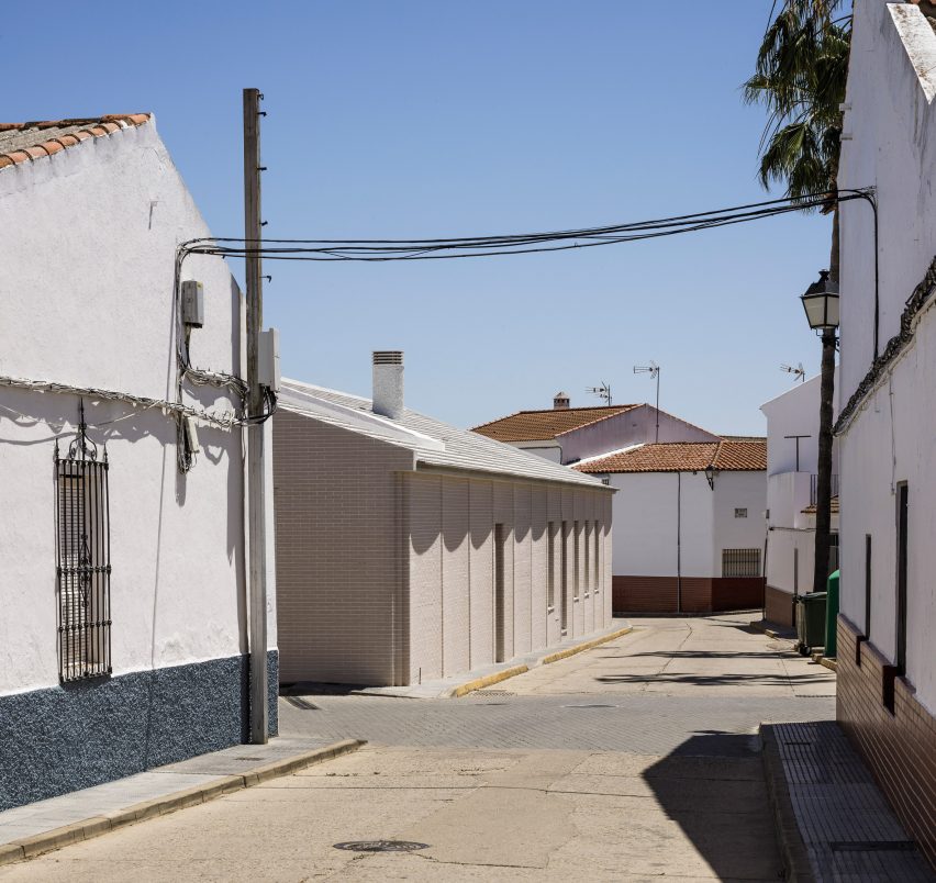 Casa Borrero linear house by Studio Wet 