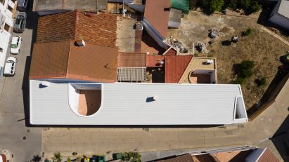 Casa Borrero linear house by Studio Wet