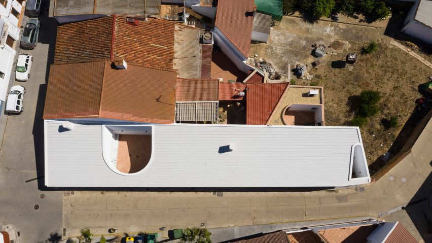 Casa Borrero linear house by Studio Wet 