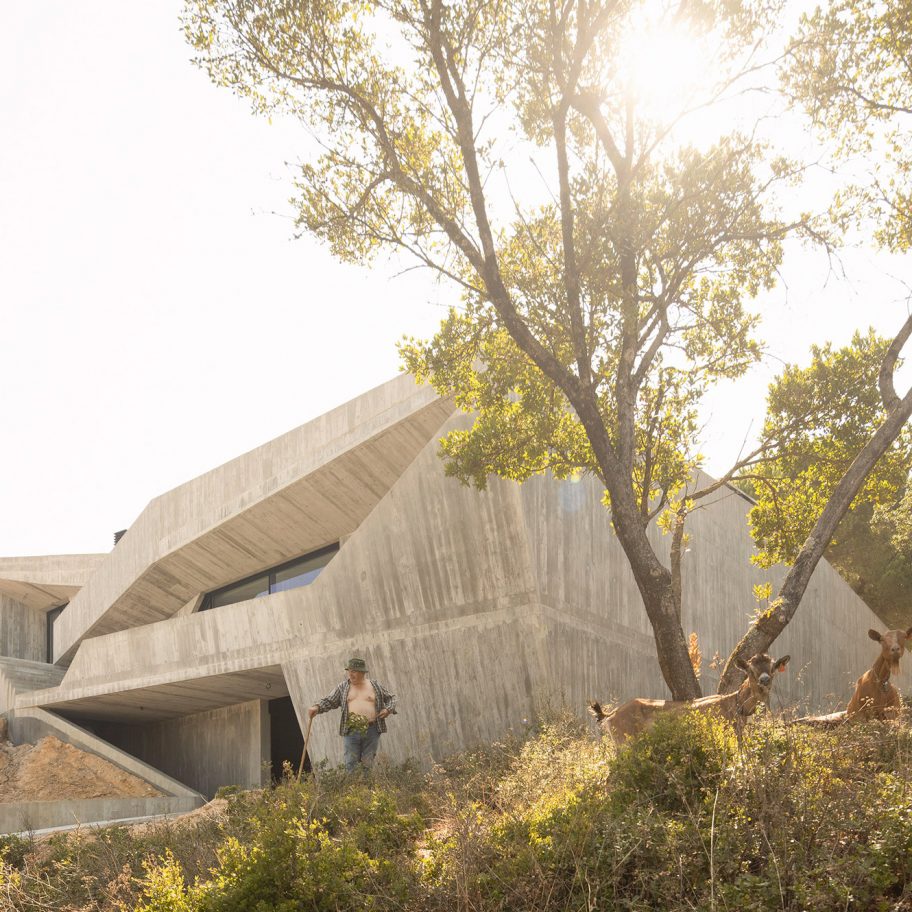 Contaminar Arquitectos designs Casa Povo to be an "inhabited and humanised cave"